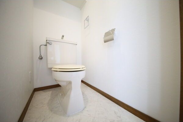 トイレ　※写真は同じマンションの違う部屋のものになります。