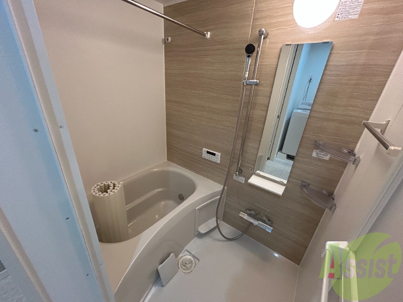 バス・シャワールーム　乾燥機能のついた浴室です。追い焚きもついていて便利です。