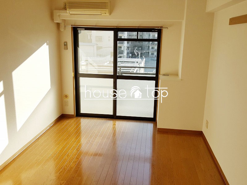 居室・リビング　洋室は広々8.5帖！家具の配置にも困りませんよ！