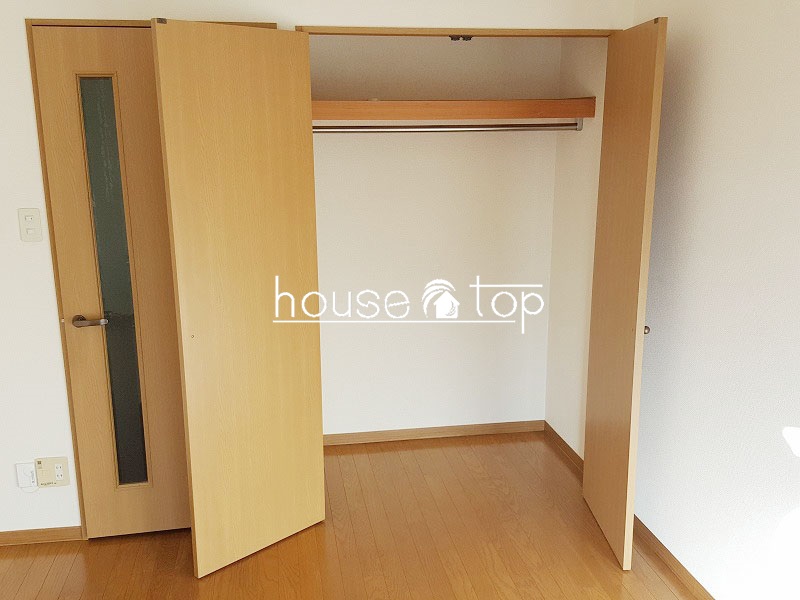 収納　クローゼットには衣類などたくさん収納出来ますよ！