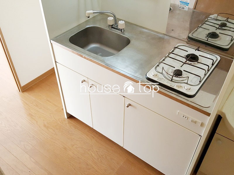 キッチン　2口ガスコンロ付システムキッチン！冷蔵庫の設置スペースも有り