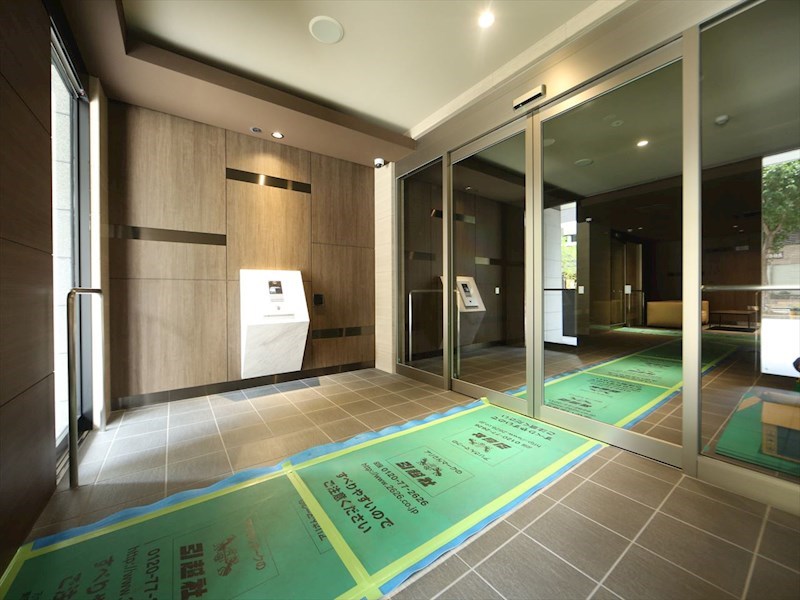 エントランス　エントランス　オートロック付　防犯カメラ有り