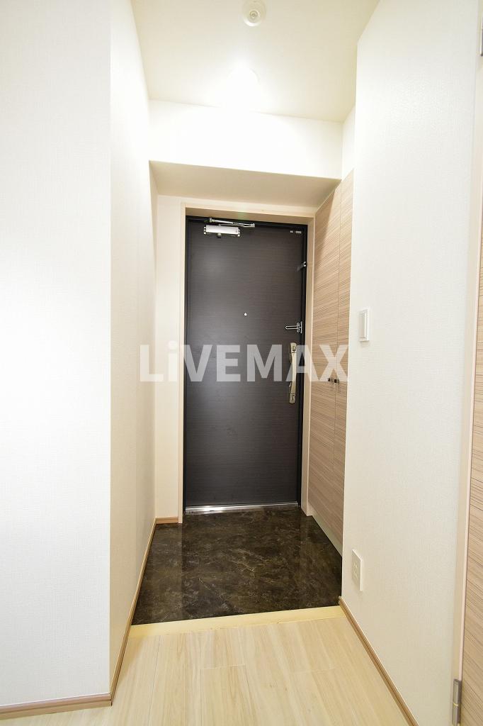 玄関　弊社では仲介手数料が賃料の半月分+税