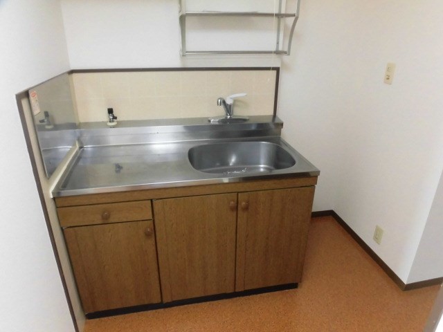 キッチン　持ち込みで１口ガスコンロが設置可能。IHコンロも設置が可能で