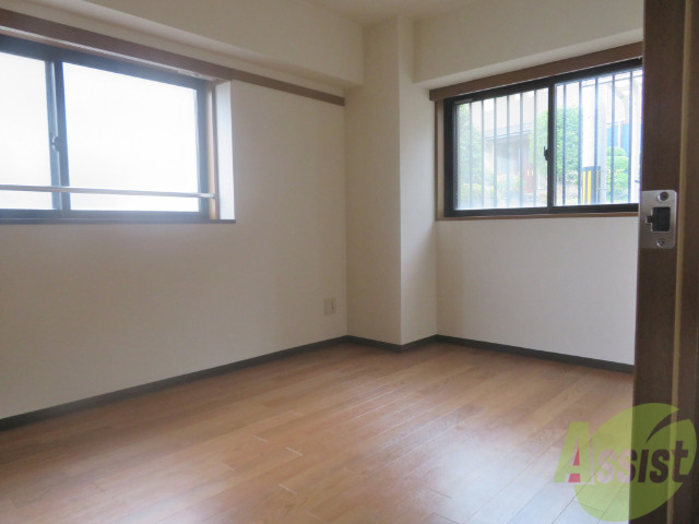 その他部屋・スペース　洋室５．７帖です。二面採光で陽当り良好です。