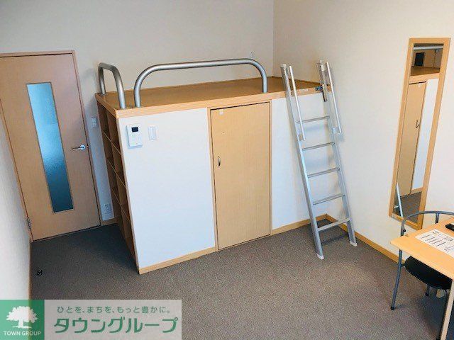 居室・リビング　1階フローリング、2階カーペット、3階カーペット