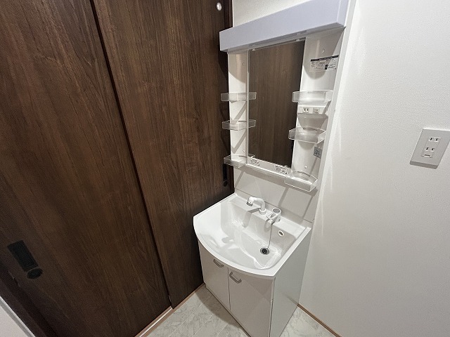 洗面設備　人気設備　シャンプードレッサーと室内洗濯機置場