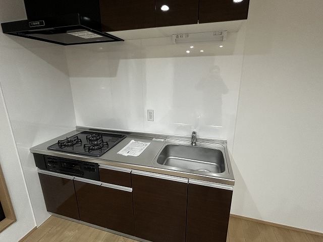 キッチン　横窓付キッチン　　3口システムコンロ、グリル付