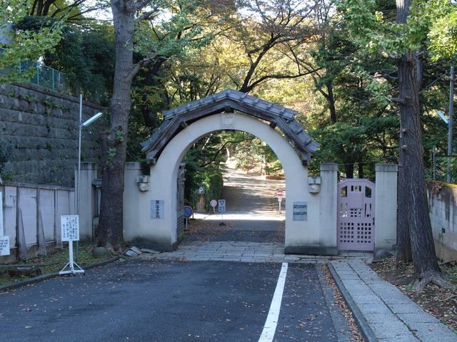 小学校　私立聖心女子学院初等科（小学校）まで924m