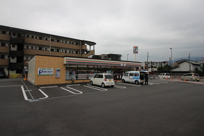 コンビニ　セブンイレブン（コンビニ）まで591m