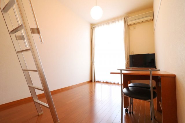 居室・リビング　１Ｆはフローリング仕様・２Ｆは絨毯仕様になります。