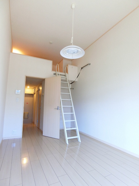 その他部屋・スペース　南向き光の差し込む洋室♪（照明は設備ではありません）