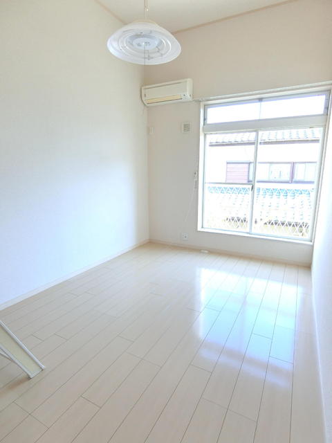 居室・リビング　エアコン１基付き♪（照明は設備ではありません）