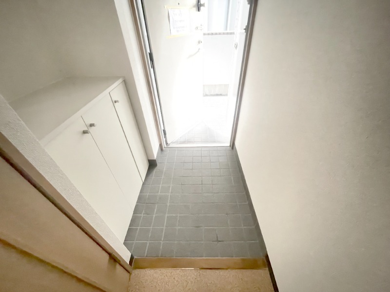 玄関　※別号室の写真です。