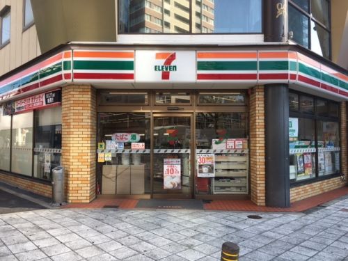 コンビニ　セブンーイレブン大阪大淀南１丁目店（コンビニ）まで240m