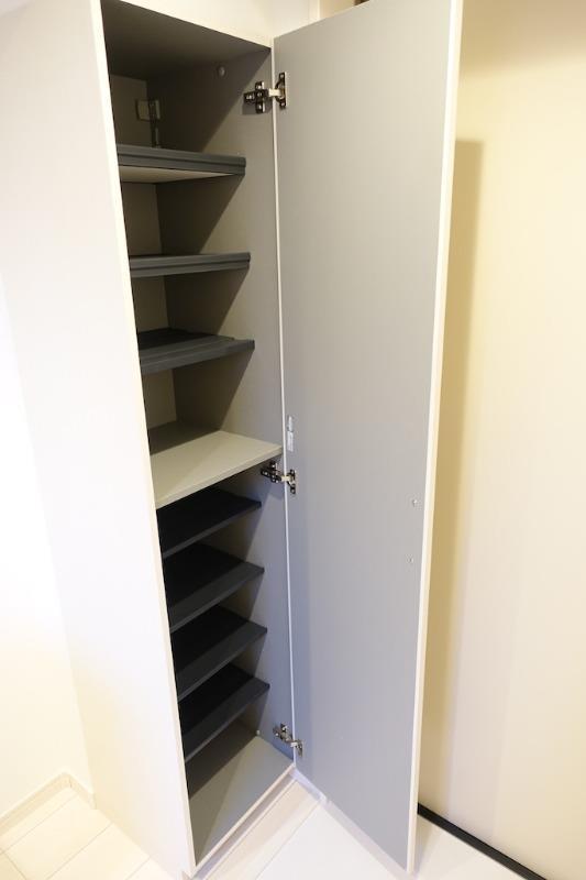 玄関　同シリーズ物件のモデルルームになります※現況優先