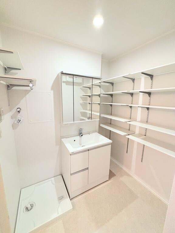 洗面設備　シャンプードレッサー&可動棚付きでタオルや日用品の収納も便利