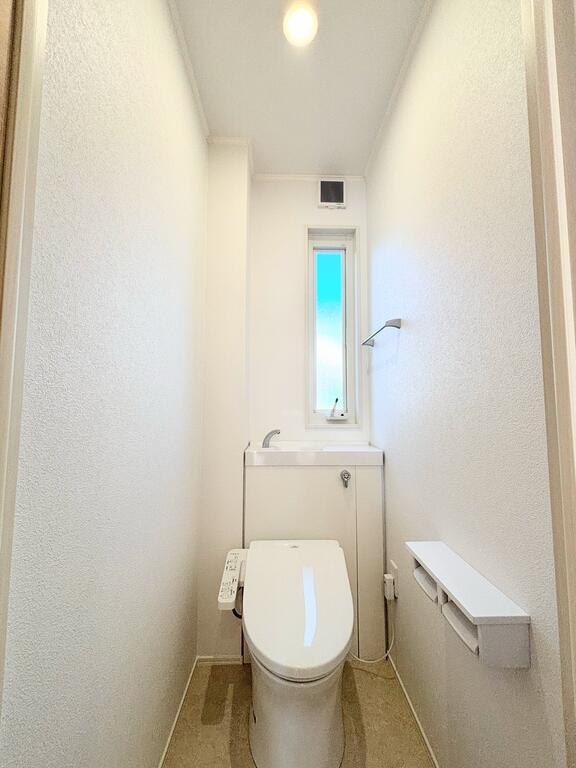 トイレ　シンプルで清潔感のある、温水洗浄便座付きトイレ