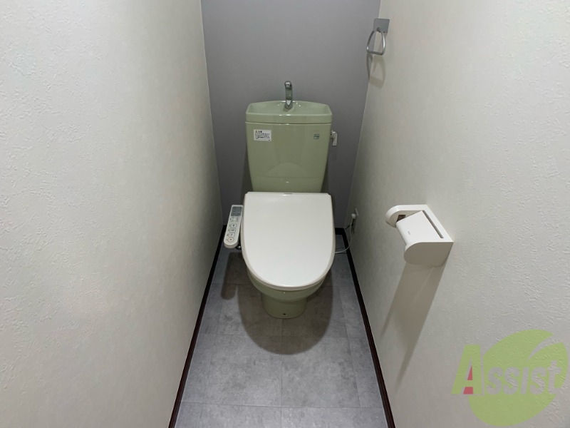 トイレ　トイレになります。温水洗浄便座なので快適ですね！