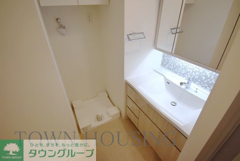 洗面設備　偶数階はブラウン系