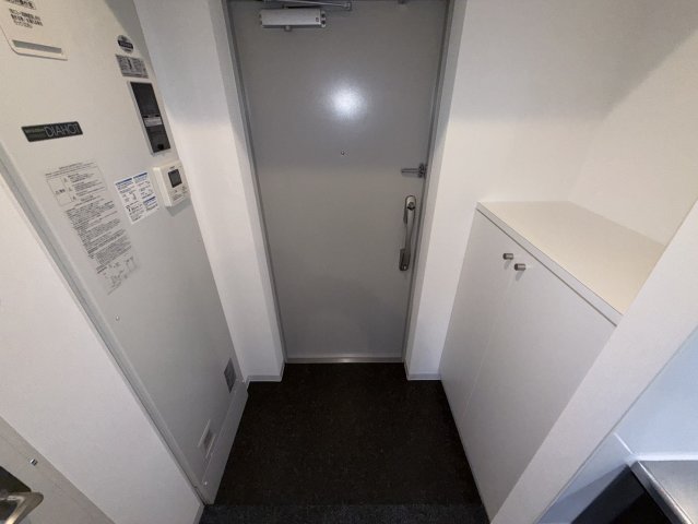 玄関　同物件別部屋写真