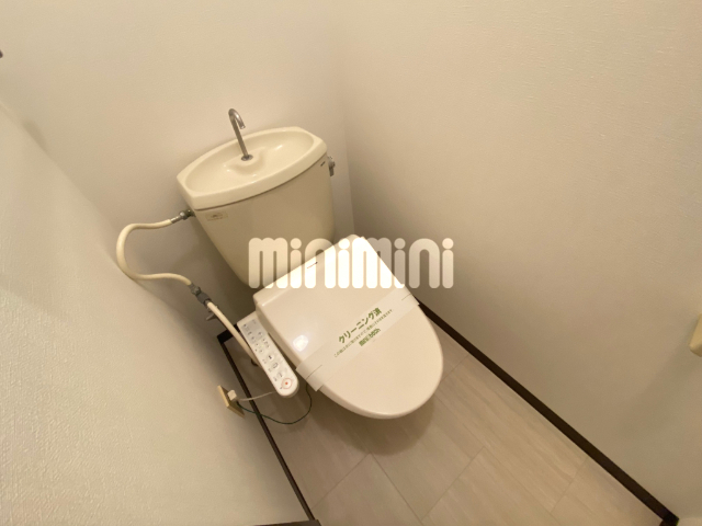 トイレ　温水洗浄便座です