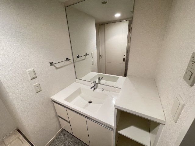 洗面設備　明るい洗面所です