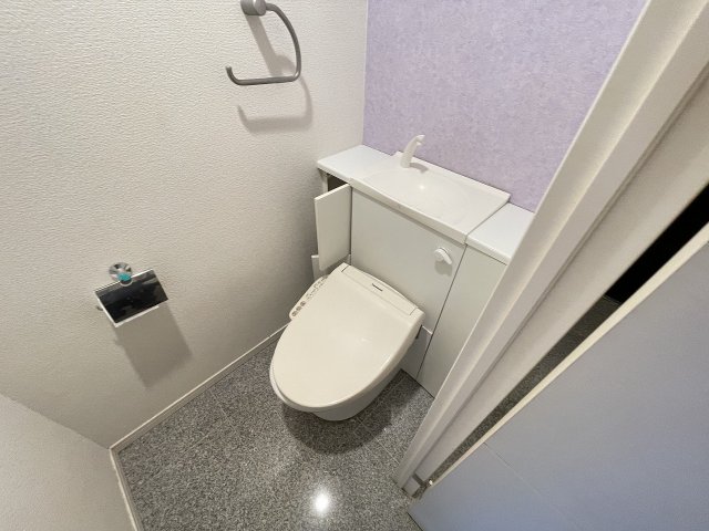 トイレ　落ち着いた色調のトイレです