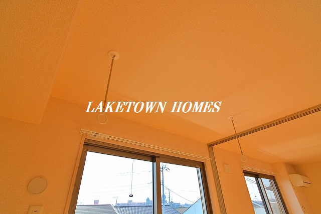 その他設備　南側洋室に室内物干しがあります。