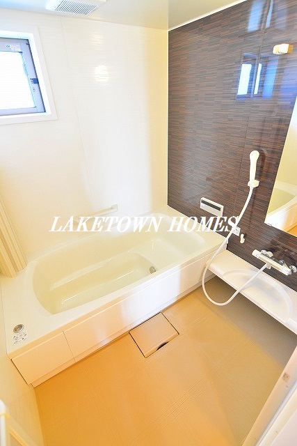 バス・シャワールーム　小窓のある追い焚き機能付きの広めの浴室です。