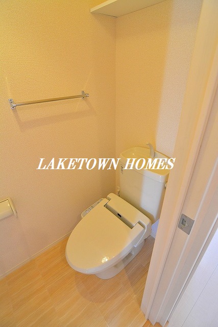 トイレ　上部に収納棚のある温水洗浄便座付のトイレです。