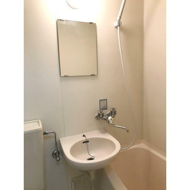 洗面設備　３点ユニット・同タイプ・別部屋画像