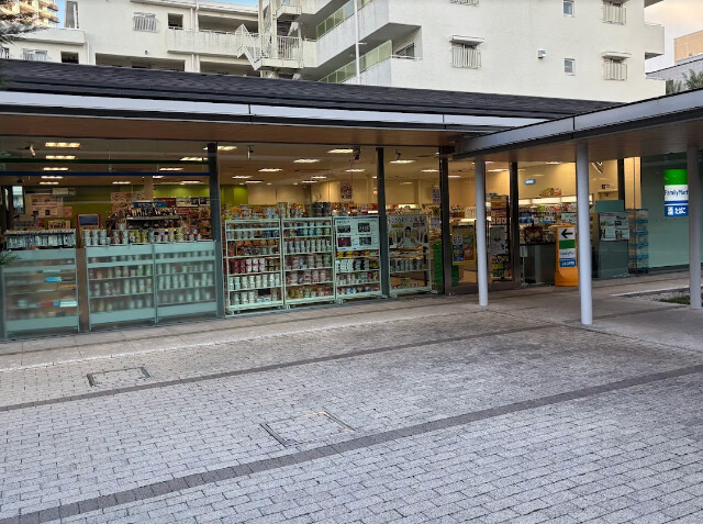 コンビニ　ファミリーマート南山堂アルコスクエア店（コンビニ）まで824m