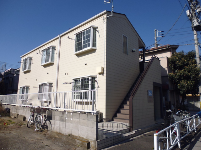 建物外観　南側出窓で日当たり良好です。