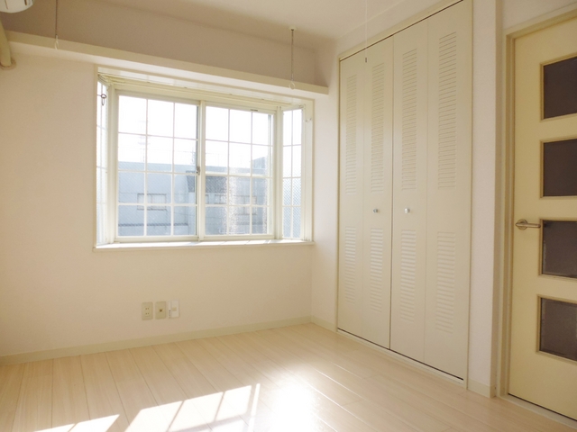 居室・リビング　とっても明るいお部屋です。
