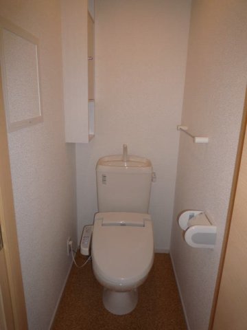トイレ　落ち着いた色調のトイレです
