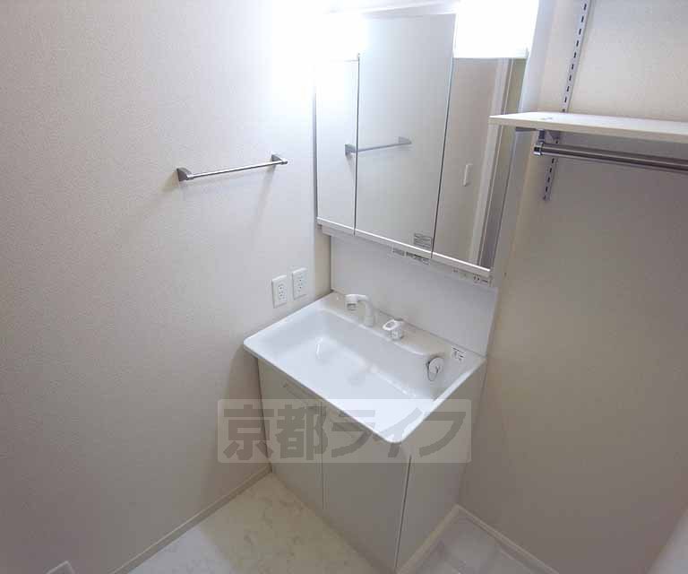洗面設備　三面鏡付きの洗面台