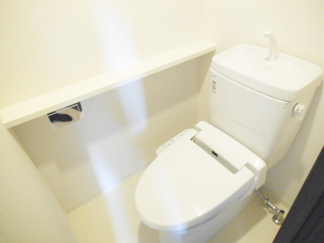 トイレ　温水洗浄便座付きトイレは小さめカウンターがあります☆