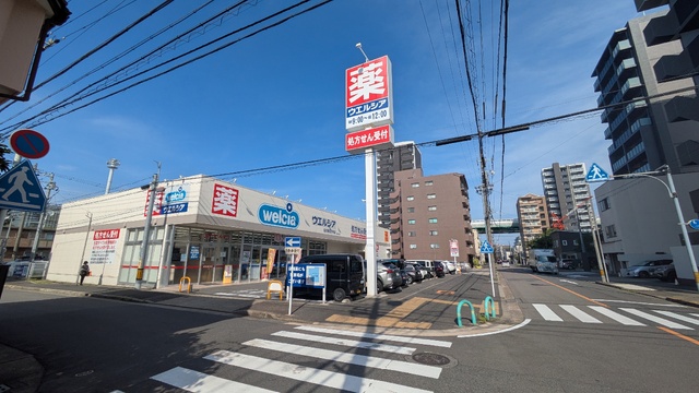 ドラックストア　ウエルシア名古屋花の木店（ドラッグストア）まで130m