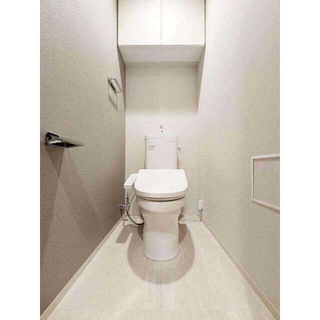 トイレ　落ち着いた色調のトイレです