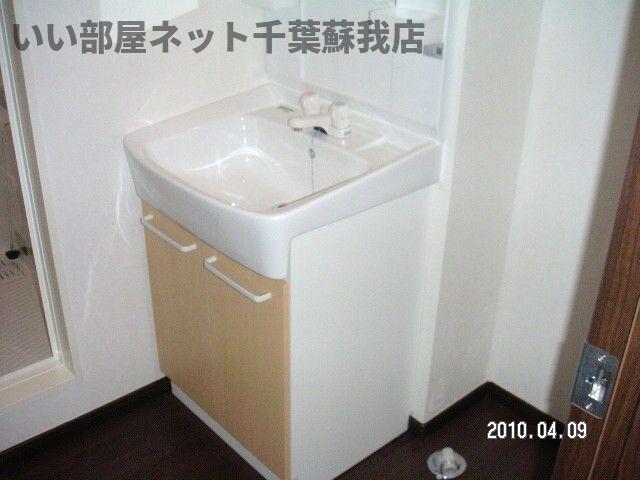 洗面設備　明るい洗面所です