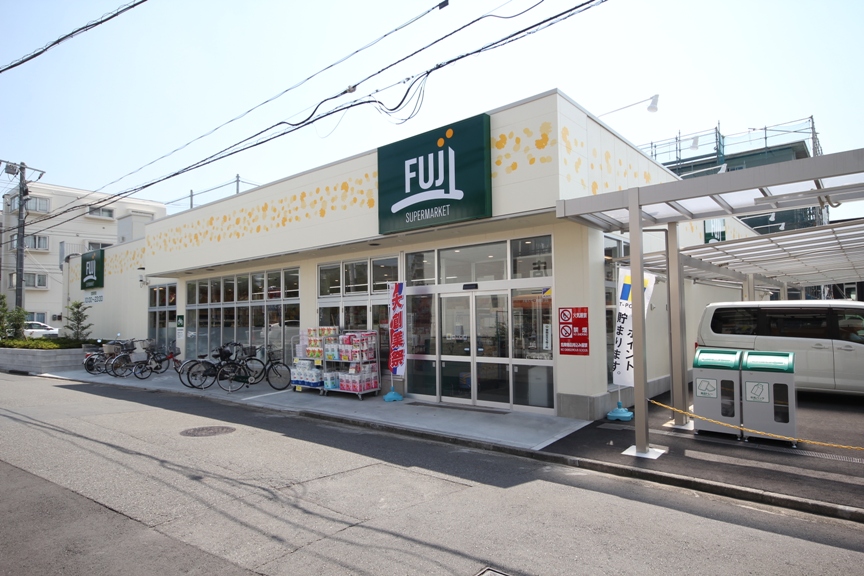 スーパー　ＦＵＪＩスーパー（スーパー）まで660m