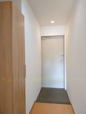 玄関　玄関から居室が直接見えない１Ｋ間取りで安心感があります。