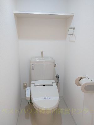 トイレ　温水洗浄便座です。便座カバーも不要なので清潔感があります。