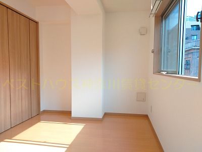 居室・リビング　お部屋は明るいカラーのフローリングで雰囲気良好です。