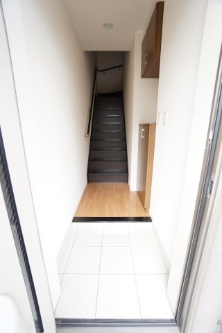 玄関　※同物件・反転タイプの写真です。