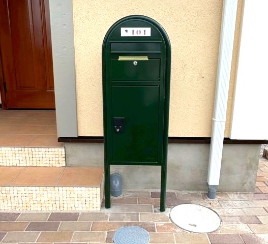 セキュリティ　可愛いポストには宅配BOXついてますので、ご不在時もお荷物受