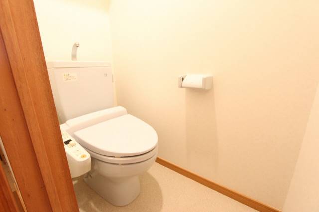 トイレ　トイレは使いやすい個室タイプ