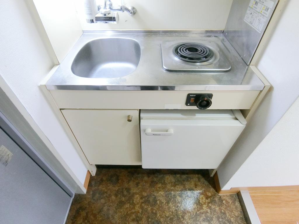キッチン　1口電気コンロ。ミニ冷蔵庫付(残置)