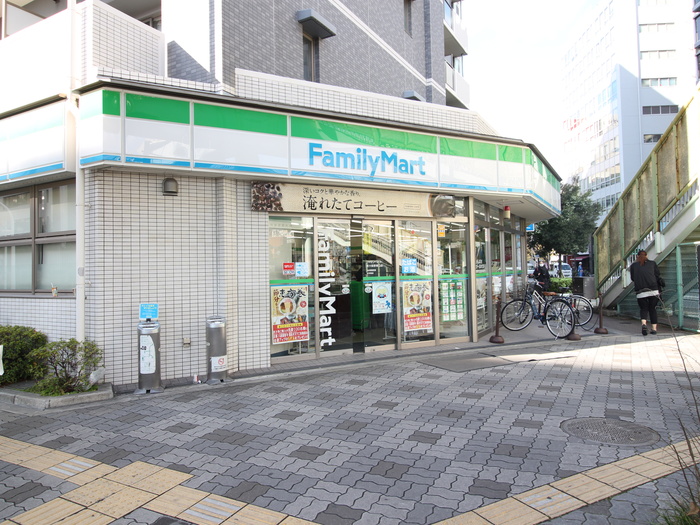 コンビニ　ファミリーマート（コンビニ）まで10m